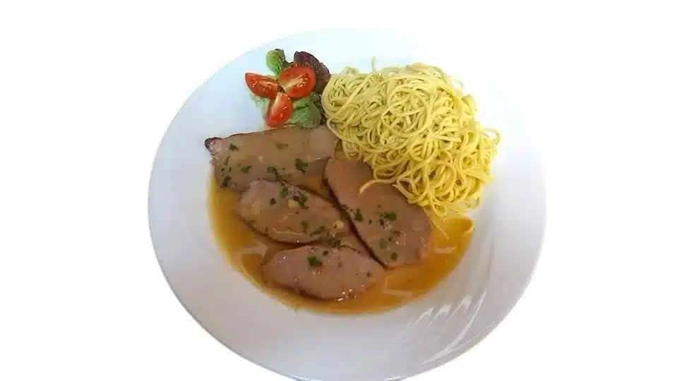 Fleischgericht mit Spaghetti im Restaurant Corallo in Zürich