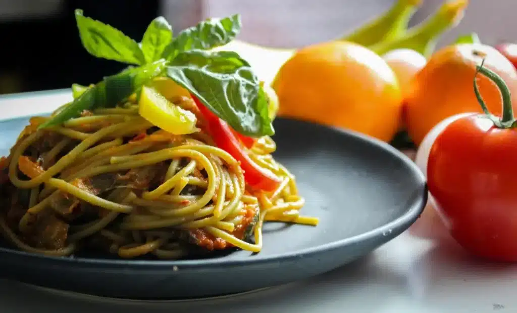Spaghetti mit Tomaten und Basilikum im Restaurant Corallo in Zürich